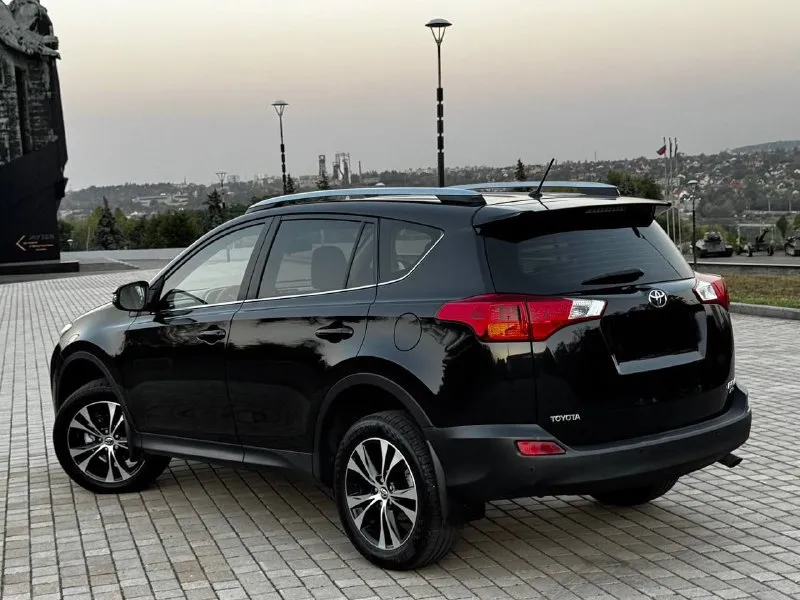 В продаже toyota rav4 2015 года выпуска автомобиль на моторе 2.0 бензин. мотор работает идеально, не троит и не дымит. весь обслужен. коробка передач автомат, переключает плавно без рывков и толчков. ходовая также вся обслужена. полный привод! машина не требует никаких вложений. также установлена новая летняя резина, машина на 18 колесах. комплектация: полный привод, полный электопакет, ксенон, датчики дождя и света, подогревы сидений и зоны дворников, складывание зеркал, климатконтроль, камера заднего вида, задние парктроники, управление на руле, авто затемнение зеркала, помощь при спуске с горы, и т. д. осмотр донецк цена 1.720.000 ₽, возможен торг у авто 📞 звоните: +7(949)6287217 - фотография - 6