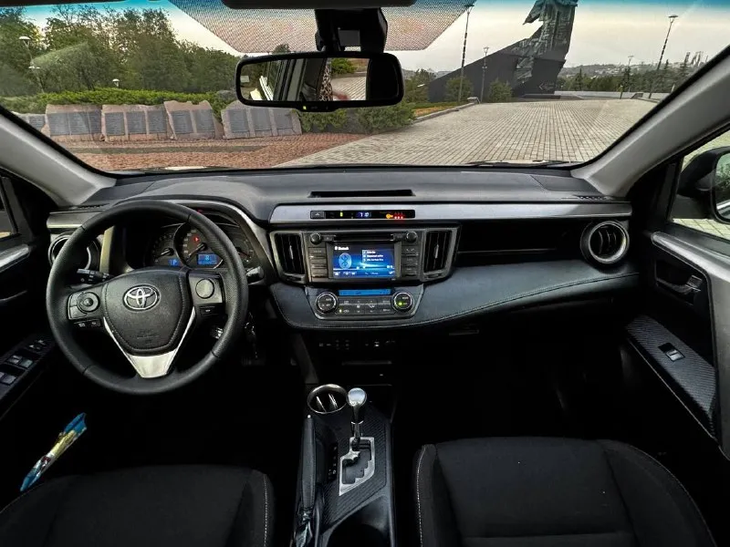 В продаже toyota rav4 2015 года выпуска автомобиль на моторе 2.0 бензин. мотор работает идеально, не троит и не дымит. весь обслужен. коробка передач автомат, переключает плавно без рывков и толчков. ходовая также вся обслужена. полный привод! машина не требует никаких вложений. также установлена новая летняя резина, машина на 18 колесах. комплектация: полный привод, полный электопакет, ксенон, датчики дождя и света, подогревы сидений и зоны дворников, складывание зеркал, климатконтроль, камера заднего вида, задние парктроники, управление на руле, авто затемнение зеркала, помощь при спуске с горы, и т. д. осмотр донецк цена 1.720.000 ₽, возможен торг у авто 📞 звоните: +7(949)6287217 - фотография - 7