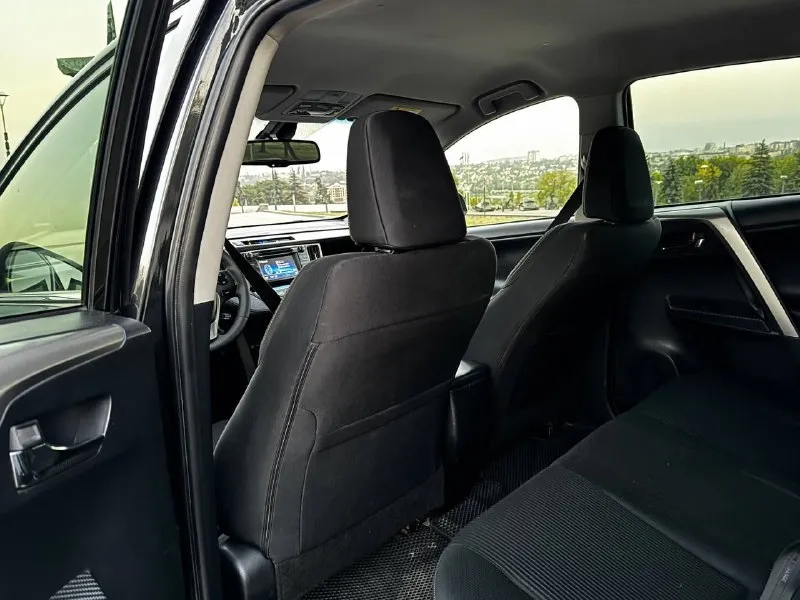 В продаже toyota rav4 2015 года выпуска автомобиль на моторе 2.0 бензин. мотор работает идеально, не троит и не дымит. весь обслужен. коробка передач автомат, переключает плавно без рывков и толчков. ходовая также вся обслужена. полный привод! машина не требует никаких вложений. также установлена новая летняя резина, машина на 18 колесах. комплектация: полный привод, полный электопакет, ксенон, датчики дождя и света, подогревы сидений и зоны дворников, складывание зеркал, климатконтроль, камера заднего вида, задние парктроники, управление на руле, авто затемнение зеркала, помощь при спуске с горы, и т. д. осмотр донецк цена 1.720.000 ₽, возможен торг у авто 📞 звоните: +7(949)6287217 - фотография - 8