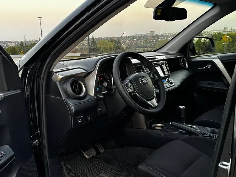 В продаже toyota rav4 2015 года выпуска автомобиль на моторе 2.0 бензин. мотор работает идеально, не троит и не дымит. весь обслужен. коробка передач автомат, переключает плавно без рывков и толчков. ходовая также вся обслужена. полный привод! машина не требует никаких вложений. также установлена новая летняя резина, машина на 18 колесах. комплектация: полный привод, полный электопакет, ксенон, датчики дождя и света, подогревы сидений и зоны дворников, складывание зеркал, климатконтроль, камера заднего вида, задние парктроники, управление на руле, авто затемнение зеркала, помощь при спуске с горы, и т. д. осмотр донецк цена 1.720.000 ₽, возможен торг у авто 📞 звоните: +7(949)6287217 - фотография - 9