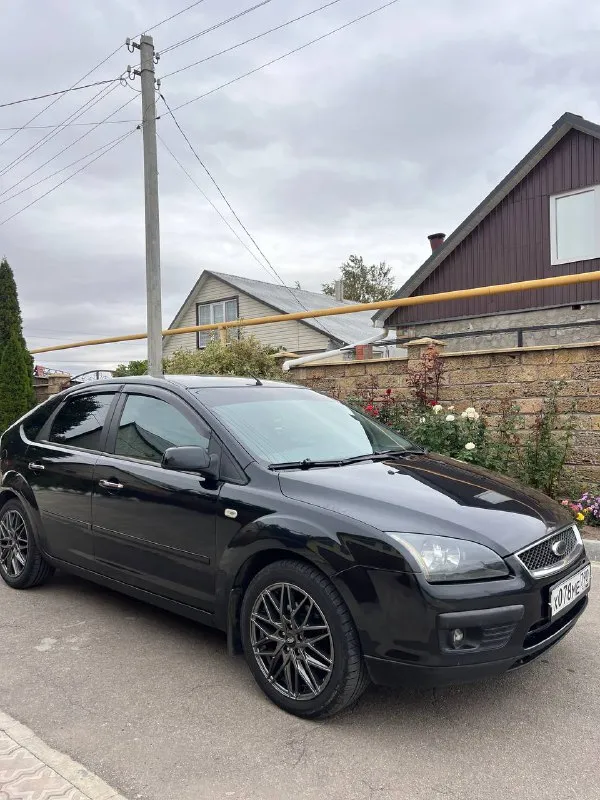 Продам ford focus 2 год: 2007 пробег: 234тыс двигатель 1.8 125лс по работе отлично(шепчет) без посторонних звуков! не дымит не троит. по ходовой все отлично без вложений! кузов в очень хорошем состоянии без гнили и тд, днище и пороги целые. в дтп не участвовал все силовые части заводские. отличная комплектация, с подогревами, сидений, зеркал, лобового, бортовой компьютер, эл. зеркала, проиивотуманные фары, эл. рег фар, сигнализация с автозапуском, кондиционер холодит, печка греет! центральный замок, 2 ключа, стоят 17 диски в отличном состоянии дорогу держит уверено, дисковые тормоза вкруг! машина выглядит очень красиво! на данный момент вложений не требуеться все исправно работает! документы чистые без штрафов и запретов! торг цена: 590000 📍мариуполь 📞+79496463727 - фотография - 2