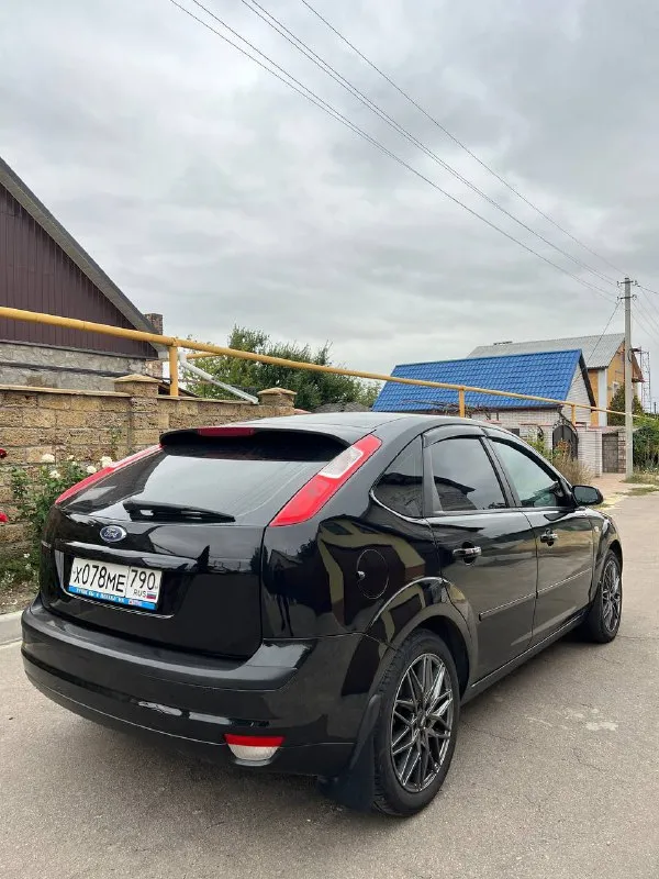 Продам ford focus 2 год: 2007 пробег: 234тыс двигатель 1.8 125лс по работе отлично(шепчет) без посторонних звуков! не дымит не троит. по ходовой все отлично без вложений! кузов в очень хорошем состоянии без гнили и тд, днище и пороги целые. в дтп не участвовал все силовые части заводские. отличная комплектация, с подогревами, сидений, зеркал, лобового, бортовой компьютер, эл. зеркала, проиивотуманные фары, эл. рег фар, сигнализация с автозапуском, кондиционер холодит, печка греет! центральный замок, 2 ключа, стоят 17 диски в отличном состоянии дорогу держит уверено, дисковые тормоза вкруг! машина выглядит очень красиво! на данный момент вложений не требуеться все исправно работает! документы чистые без штрафов и запретов! торг цена: 590000 📍мариуполь 📞+79496463727 - фотография - 3