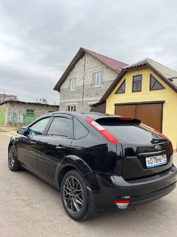 Продам ford focus 2 год: 2007 пробег: 234тыс двигатель 1.8 125лс по работе отлично(шепчет) без посторонних звуков! не дымит не троит. по ходовой все отлично без вложений! кузов в очень хорошем состоянии без гнили и тд, днище и пороги целые. в дтп не участвовал все силовые части заводские. отличная комплектация, с подогревами, сидений, зеркал, лобового, бортовой компьютер, эл. зеркала, проиивотуманные фары, эл. рег фар, сигнализация с автозапуском, кондиционер холодит, печка греет! центральный замок, 2 ключа, стоят 17 диски в отличном состоянии дорогу держит уверено, дисковые тормоза вкруг! машина выглядит очень красиво! на данный момент вложений не требуеться все исправно работает! документы чистые без штрафов и запретов! торг цена: 590000 📍мариуполь 📞+79496463727 - фотография - 4