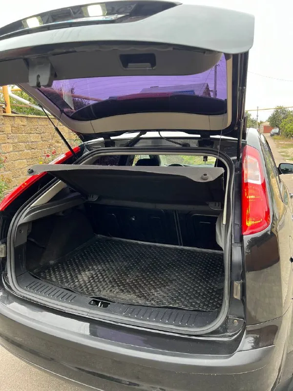 Продам ford focus 2 год: 2007 пробег: 234тыс двигатель 1.8 125лс по работе отлично(шепчет) без посторонних звуков! не дымит не троит. по ходовой все отлично без вложений! кузов в очень хорошем состоянии без гнили и тд, днище и пороги целые. в дтп не участвовал все силовые части заводские. отличная комплектация, с подогревами, сидений, зеркал, лобового, бортовой компьютер, эл. зеркала, проиивотуманные фары, эл. рег фар, сигнализация с автозапуском, кондиционер холодит, печка греет! центральный замок, 2 ключа, стоят 17 диски в отличном состоянии дорогу держит уверено, дисковые тормоза вкруг! машина выглядит очень красиво! на данный момент вложений не требуеться все исправно работает! документы чистые без штрафов и запретов! торг цена: 590000 📍мариуполь 📞+79496463727 - фотография - 7