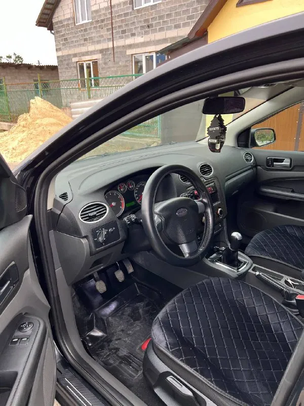 Продам ford focus 2 год: 2007 пробег: 234тыс двигатель 1.8 125лс по работе отлично(шепчет) без посторонних звуков! не дымит не троит. по ходовой все отлично без вложений! кузов в очень хорошем состоянии без гнили и тд, днище и пороги целые. в дтп не участвовал все силовые части заводские. отличная комплектация, с подогревами, сидений, зеркал, лобового, бортовой компьютер, эл. зеркала, проиивотуманные фары, эл. рег фар, сигнализация с автозапуском, кондиционер холодит, печка греет! центральный замок, 2 ключа, стоят 17 диски в отличном состоянии дорогу держит уверено, дисковые тормоза вкруг! машина выглядит очень красиво! на данный момент вложений не требуеться все исправно работает! документы чистые без штрафов и запретов! торг цена: 590000 📍мариуполь 📞+79496463727 - фотография - 8