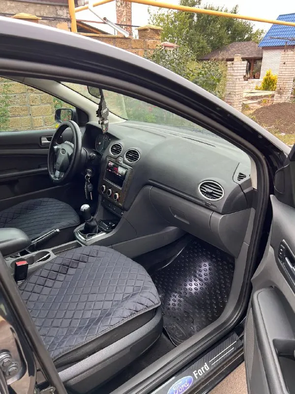 Продам ford focus 2 год: 2007 пробег: 234тыс двигатель 1.8 125лс по работе отлично(шепчет) без посторонних звуков! не дымит не троит. по ходовой все отлично без вложений! кузов в очень хорошем состоянии без гнили и тд, днище и пороги целые. в дтп не участвовал все силовые части заводские. отличная комплектация, с подогревами, сидений, зеркал, лобового, бортовой компьютер, эл. зеркала, проиивотуманные фары, эл. рег фар, сигнализация с автозапуском, кондиционер холодит, печка греет! центральный замок, 2 ключа, стоят 17 диски в отличном состоянии дорогу держит уверено, дисковые тормоза вкруг! машина выглядит очень красиво! на данный момент вложений не требуеться все исправно работает! документы чистые без штрафов и запретов! торг цена: 590000 📍мариуполь 📞+79496463727 - фотография - 9