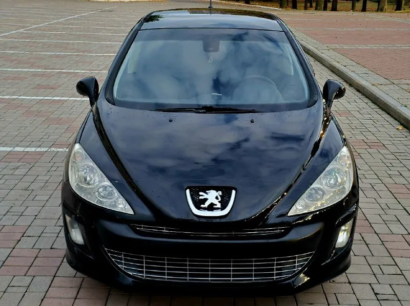 ‼️в продаже peugeot 308 в максимальной комплектации с панорамной крышей! идеальный выбор для тех, кто ценит сочетание двигателя 1.6 и классической автоматической коробки передач! мотор прошёл капитальный ремонт и успешно отработал 5 тысяч километров. автомобиль оснащён множеством опций, что делает его комфортным в использовании: - панорамная крыша - камера заднего вида - двухзонный климат-контроль - обогрев сидений - складывающиеся зеркала - полный комплект электрических стеклоподъёмников - подушки безопасности - мультируль - круиз-контроль - магнитола на android - сабвуфер - парктроники и другие полезные функции двигатель работает ровно, не потребляет масло и не дымит. коробка передач переключается плавно, обеспечивая комфортную езду. ходовая часть в отличном состоянии, без каких-либо нареканий. кузов не имеет следов ржавчины. стоимость — 569 999 ₽ донецк +79496376126 +79493129059 - фотография - 2