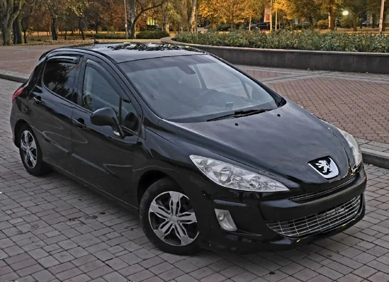 ‼️в продаже peugeot 308 в максимальной комплектации с панорамной крышей! идеальный выбор для тех, кто ценит сочетание двигателя 1.6 и классической автоматической коробки передач! мотор прошёл капитальный ремонт и успешно отработал 5 тысяч километров. автомобиль оснащён множеством опций, что делает его комфортным в использовании: - панорамная крыша - камера заднего вида - двухзонный климат-контроль - обогрев сидений - складывающиеся зеркала - полный комплект электрических стеклоподъёмников - подушки безопасности - мультируль - круиз-контроль - магнитола на android - сабвуфер - парктроники и другие полезные функции двигатель работает ровно, не потребляет масло и не дымит. коробка передач переключается плавно, обеспечивая комфортную езду. ходовая часть в отличном состоянии, без каких-либо нареканий. кузов не имеет следов ржавчины. стоимость — 569 999 ₽ донецк +79496376126 +79493129059 - фотография - 3