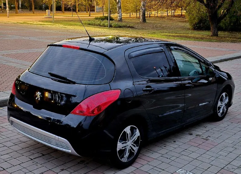 ‼️в продаже peugeot 308 в максимальной комплектации с панорамной крышей! идеальный выбор для тех, кто ценит сочетание двигателя 1.6 и классической автоматической коробки передач! мотор прошёл капитальный ремонт и успешно отработал 5 тысяч километров. автомобиль оснащён множеством опций, что делает его комфортным в использовании: - панорамная крыша - камера заднего вида - двухзонный климат-контроль - обогрев сидений - складывающиеся зеркала - полный комплект электрических стеклоподъёмников - подушки безопасности - мультируль - круиз-контроль - магнитола на android - сабвуфер - парктроники и другие полезные функции двигатель работает ровно, не потребляет масло и не дымит. коробка передач переключается плавно, обеспечивая комфортную езду. ходовая часть в отличном состоянии, без каких-либо нареканий. кузов не имеет следов ржавчины. стоимость — 569 999 ₽ донецк +79496376126 +79493129059 - фотография - 4