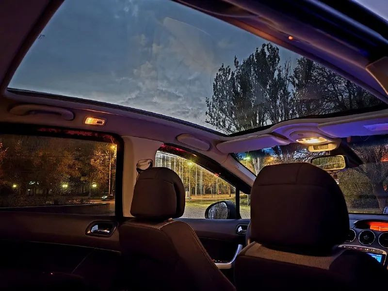 ‼️в продаже peugeot 308 в максимальной комплектации с панорамной крышей! идеальный выбор для тех, кто ценит сочетание двигателя 1.6 и классической автоматической коробки передач! мотор прошёл капитальный ремонт и успешно отработал 5 тысяч километров. автомобиль оснащён множеством опций, что делает его комфортным в использовании: - панорамная крыша - камера заднего вида - двухзонный климат-контроль - обогрев сидений - складывающиеся зеркала - полный комплект электрических стеклоподъёмников - подушки безопасности - мультируль - круиз-контроль - магнитола на android - сабвуфер - парктроники и другие полезные функции двигатель работает ровно, не потребляет масло и не дымит. коробка передач переключается плавно, обеспечивая комфортную езду. ходовая часть в отличном состоянии, без каких-либо нареканий. кузов не имеет следов ржавчины. стоимость — 569 999 ₽ донецк +79496376126 +79493129059 - фотография - 6