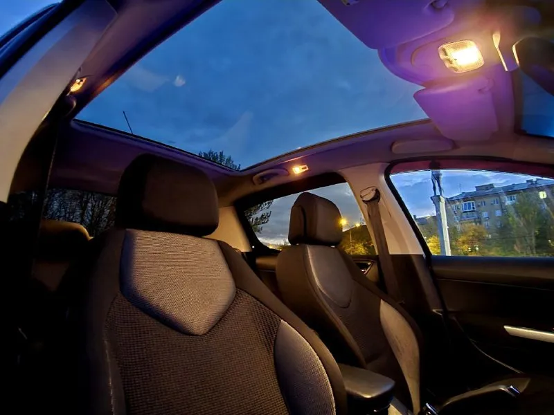 ‼️в продаже peugeot 308 в максимальной комплектации с панорамной крышей! идеальный выбор для тех, кто ценит сочетание двигателя 1.6 и классической автоматической коробки передач! мотор прошёл капитальный ремонт и успешно отработал 5 тысяч километров. автомобиль оснащён множеством опций, что делает его комфортным в использовании: - панорамная крыша - камера заднего вида - двухзонный климат-контроль - обогрев сидений - складывающиеся зеркала - полный комплект электрических стеклоподъёмников - подушки безопасности - мультируль - круиз-контроль - магнитола на android - сабвуфер - парктроники и другие полезные функции двигатель работает ровно, не потребляет масло и не дымит. коробка передач переключается плавно, обеспечивая комфортную езду. ходовая часть в отличном состоянии, без каких-либо нареканий. кузов не имеет следов ржавчины. стоимость — 569 999 ₽ донецк +79496376126 +79493129059 - фотография - 7