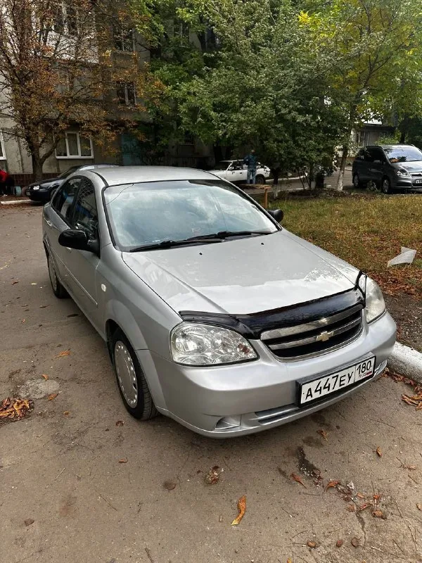 Продам chevrolet lacetti 1.4 (94л. с) 2007г. пробег : 292 тыс автомобиль в хорошем техническом состоянии. двигатель и кпп сухие, масло не расходует, не дымит, едет бодро, кпп не хрустит не пинается, ходовая не гремит и не стучит, салон чистый и ухоженный, не курили. в комплектации: гур, центральный замок, abs, передние стеклоподъемники, подогрев заднего стекла, эл. регулировка боковых зеркал. имеется регистратор и хорошая магнитола. т. o 2тыс назад, каждые 7тыс, масло gm 10v40 стоят хорошие led лампы.10 тыс назад заменены маслосъемные колпачки. также задний подрамник с рычагами, топливный модуль, свечи и бронепровода, комплект грм с помпой 15 тыс назад, топливный бак, масло кпп, тормозные колодки и ремкомплекты, стойки стабилизатора, пыльники шрусов и многое другое. продажа с полным переоформлением в мрэо, я собственник есть возрастные косяки по лкп в подарок комплект зимней резины, отъездила одну зиму. информация по телефону +79493418105 осмотр по договоренности донецк и макеевка цена : 510000 руб - фотография - 2
