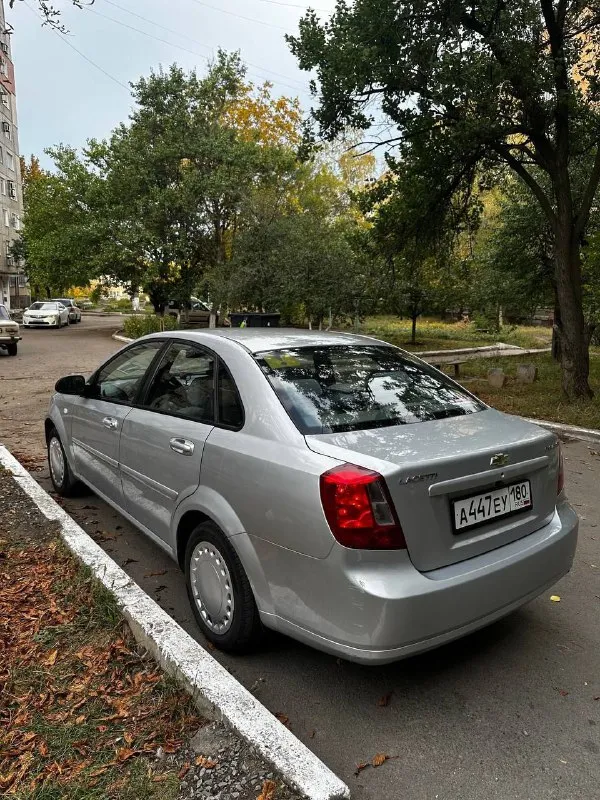 Продам chevrolet lacetti 1.4 (94л. с) 2007г. пробег : 292 тыс автомобиль в хорошем техническом состоянии. двигатель и кпп сухие, масло не расходует, не дымит, едет бодро, кпп не хрустит не пинается, ходовая не гремит и не стучит, салон чистый и ухоженный, не курили. в комплектации: гур, центральный замок, abs, передние стеклоподъемники, подогрев заднего стекла, эл. регулировка боковых зеркал. имеется регистратор и хорошая магнитола. т. o 2тыс назад, каждые 7тыс, масло gm 10v40 стоят хорошие led лампы.10 тыс назад заменены маслосъемные колпачки. также задний подрамник с рычагами, топливный модуль, свечи и бронепровода, комплект грм с помпой 15 тыс назад, топливный бак, масло кпп, тормозные колодки и ремкомплекты, стойки стабилизатора, пыльники шрусов и многое другое. продажа с полным переоформлением в мрэо, я собственник есть возрастные косяки по лкп в подарок комплект зимней резины, отъездила одну зиму. информация по телефону +79493418105 осмотр по договоренности донецк и макеевка цена : 510000 руб - фотография - 3