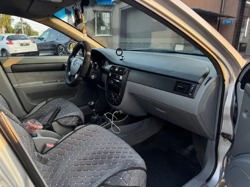 Продам chevrolet lacetti 1.4 (94л. с) 2007г. пробег : 292 тыс автомобиль в хорошем техническом состоянии. двигатель и кпп сухие, масло не расходует, не дымит, едет бодро, кпп не хрустит не пинается, ходовая не гремит и не стучит, салон чистый и ухоженный, не курили. в комплектации: гур, центральный замок, abs, передние стеклоподъемники, подогрев заднего стекла, эл. регулировка боковых зеркал. имеется регистратор и хорошая магнитола. т. o 2тыс назад, каждые 7тыс, масло gm 10v40 стоят хорошие led лампы.10 тыс назад заменены маслосъемные колпачки. также задний подрамник с рычагами, топливный модуль, свечи и бронепровода, комплект грм с помпой 15 тыс назад, топливный бак, масло кпп, тормозные колодки и ремкомплекты, стойки стабилизатора, пыльники шрусов и многое другое. продажа с полным переоформлением в мрэо, я собственник есть возрастные косяки по лкп в подарок комплект зимней резины, отъездила одну зиму. информация по телефону +79493418105 осмотр по договоренности донецк и макеевка цена : 510000 руб - фотография - 6