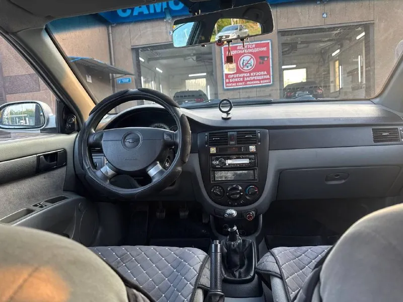 Продам chevrolet lacetti 1.4 (94л. с) 2007г. пробег : 292 тыс автомобиль в хорошем техническом состоянии. двигатель и кпп сухие, масло не расходует, не дымит, едет бодро, кпп не хрустит не пинается, ходовая не гремит и не стучит, салон чистый и ухоженный, не курили. в комплектации: гур, центральный замок, abs, передние стеклоподъемники, подогрев заднего стекла, эл. регулировка боковых зеркал. имеется регистратор и хорошая магнитола. т. o 2тыс назад, каждые 7тыс, масло gm 10v40 стоят хорошие led лампы.10 тыс назад заменены маслосъемные колпачки. также задний подрамник с рычагами, топливный модуль, свечи и бронепровода, комплект грм с помпой 15 тыс назад, топливный бак, масло кпп, тормозные колодки и ремкомплекты, стойки стабилизатора, пыльники шрусов и многое другое. продажа с полным переоформлением в мрэо, я собственник есть возрастные косяки по лкп в подарок комплект зимней резины, отъездила одну зиму. информация по телефону +79493418105 осмотр по договоренности донецк и макеевка цена : 510000 руб - фотография - 7