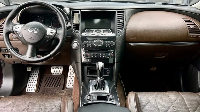 Infinity fx35 2008 год полный привод! автомобиль в идеальнейшем состоянии вложений не требует от слова совсем замена масла каждые 6 тысяч км мотор 3.5 бензин работает как часы, не дымит и не троит коробка автомат, переключает плавно, без дёрганий и пинков, ходовая часть вся обслужена, за машину не стыдно ! богатая комплектация, без ключевой доступ, кнопка старт стоп, подсветка дверей, память сидений, электро регулировка сидений и зеркал, полный электро пакет, датчик света и дождя, кожаный мультируль, обдув и подогрев сидений, двух зонный климат контроль, хорошая мультимедиа, люк, полный привод, телевизор для задних пассажиров,21 колеса на абсолютно новой резине, led оптика и многое другое! цена 1.710.000₽ возможен торг или обмен ! кто ищет хороший fx 35,вам сюда!+79493578236 - фотография - 9