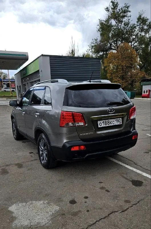 Kia sorento год:2012 пробег:198 тыс мотор 2.4 бензин коробка: автомат 6 ступень (aisin) привод: полный подключаемый машина в хорошем состоянии как внешне, так и технически. без единого окраса, без ошибок и скрытых дефектов. комплектация: кожаный салон, abs, esp, 2-зонный климат, подогрев сидений, круиз контроль, мультируль, полный электро пакет, безключевой доступ, кнопка start stop, парктроники, навигация, сенсорная мультимедия, biuetooth, aux, омыватель фар, подогрев зеркал дворников и заднего стекла, складывание боковых зеркал, камера заднего вида, помощь при спуске, датчик дождя и света, датчик регулировки фар! два ключа сервисные книги! машина без дтп! все стекла оригинал! комплект зимней резины, yokohama на оригинальных дисках! собственник 1,470 млн. , торг! макеевка, +79493680649 - фотография - 3