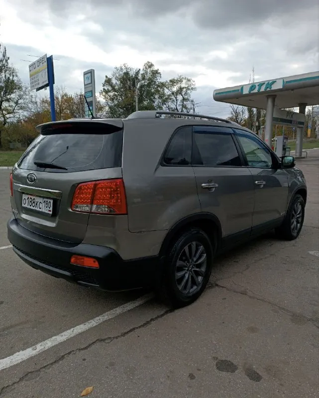 Kia sorento год:2012 пробег:198 тыс мотор 2.4 бензин коробка: автомат 6 ступень (aisin) привод: полный подключаемый машина в хорошем состоянии как внешне, так и технически. без единого окраса, без ошибок и скрытых дефектов. комплектация: кожаный салон, abs, esp, 2-зонный климат, подогрев сидений, круиз контроль, мультируль, полный электро пакет, безключевой доступ, кнопка start stop, парктроники, навигация, сенсорная мультимедия, biuetooth, aux, омыватель фар, подогрев зеркал дворников и заднего стекла, складывание боковых зеркал, камера заднего вида, помощь при спуске, датчик дождя и света, датчик регулировки фар! два ключа сервисные книги! машина без дтп! все стекла оригинал! комплект зимней резины, yokohama на оригинальных дисках! собственник 1,470 млн. , торг! макеевка, +79493680649 - фотография - 4