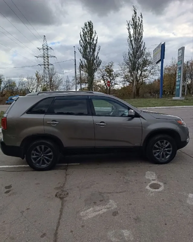 Kia sorento год:2012 пробег:198 тыс мотор 2.4 бензин коробка: автомат 6 ступень (aisin) привод: полный подключаемый машина в хорошем состоянии как внешне, так и технически. без единого окраса, без ошибок и скрытых дефектов. комплектация: кожаный салон, abs, esp, 2-зонный климат, подогрев сидений, круиз контроль, мультируль, полный электро пакет, безключевой доступ, кнопка start stop, парктроники, навигация, сенсорная мультимедия, biuetooth, aux, омыватель фар, подогрев зеркал дворников и заднего стекла, складывание боковых зеркал, камера заднего вида, помощь при спуске, датчик дождя и света, датчик регулировки фар! два ключа сервисные книги! машина без дтп! все стекла оригинал! комплект зимней резины, yokohama на оригинальных дисках! собственник 1,470 млн. , торг! макеевка, +79493680649 - фотография - 5