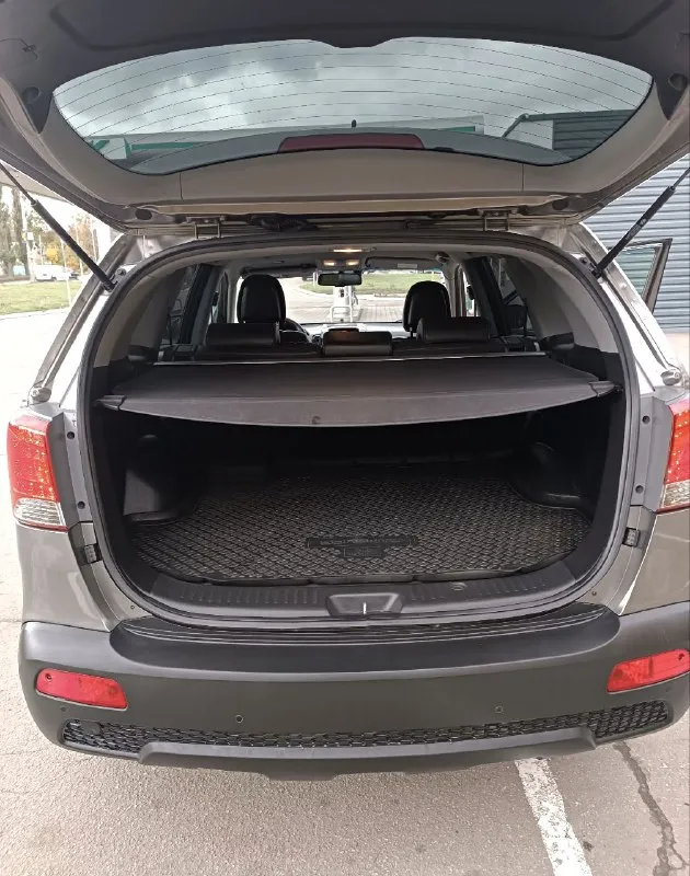 Kia sorento год:2012 пробег:198 тыс мотор 2.4 бензин коробка: автомат 6 ступень (aisin) привод: полный подключаемый машина в хорошем состоянии как внешне, так и технически. без единого окраса, без ошибок и скрытых дефектов. комплектация: кожаный салон, abs, esp, 2-зонный климат, подогрев сидений, круиз контроль, мультируль, полный электро пакет, безключевой доступ, кнопка start stop, парктроники, навигация, сенсорная мультимедия, biuetooth, aux, омыватель фар, подогрев зеркал дворников и заднего стекла, складывание боковых зеркал, камера заднего вида, помощь при спуске, датчик дождя и света, датчик регулировки фар! два ключа сервисные книги! машина без дтп! все стекла оригинал! комплект зимней резины, yokohama на оригинальных дисках! собственник 1,470 млн. , торг! макеевка, +79493680649 - фотография - 6