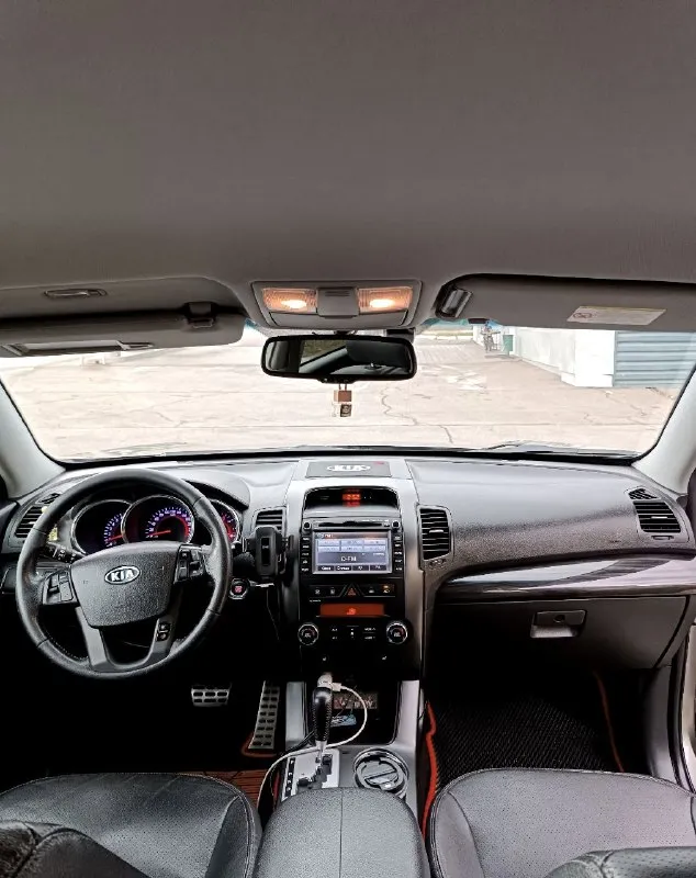 Kia sorento год:2012 пробег:198 тыс мотор 2.4 бензин коробка: автомат 6 ступень (aisin) привод: полный подключаемый машина в хорошем состоянии как внешне, так и технически. без единого окраса, без ошибок и скрытых дефектов. комплектация: кожаный салон, abs, esp, 2-зонный климат, подогрев сидений, круиз контроль, мультируль, полный электро пакет, безключевой доступ, кнопка start stop, парктроники, навигация, сенсорная мультимедия, biuetooth, aux, омыватель фар, подогрев зеркал дворников и заднего стекла, складывание боковых зеркал, камера заднего вида, помощь при спуске, датчик дождя и света, датчик регулировки фар! два ключа сервисные книги! машина без дтп! все стекла оригинал! комплект зимней резины, yokohama на оригинальных дисках! собственник 1,470 млн. , торг! макеевка, +79493680649 - фотография - 8