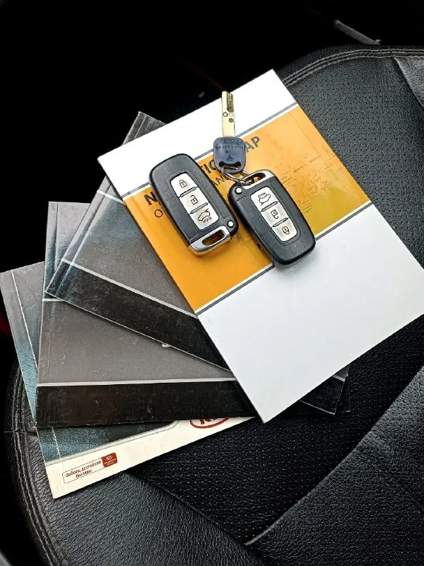 Kia sorento год:2012 пробег:198 тыс мотор 2.4 бензин коробка: автомат 6 ступень (aisin) привод: полный подключаемый машина в хорошем состоянии как внешне, так и технически. без единого окраса, без ошибок и скрытых дефектов. комплектация: кожаный салон, abs, esp, 2-зонный климат, подогрев сидений, круиз контроль, мультируль, полный электро пакет, безключевой доступ, кнопка start stop, парктроники, навигация, сенсорная мультимедия, biuetooth, aux, омыватель фар, подогрев зеркал дворников и заднего стекла, складывание боковых зеркал, камера заднего вида, помощь при спуске, датчик дождя и света, датчик регулировки фар! два ключа сервисные книги! машина без дтп! все стекла оригинал! комплект зимней резины, yokohama на оригинальных дисках! собственник 1,470 млн. , торг! макеевка, +79493680649 - фотография - 9