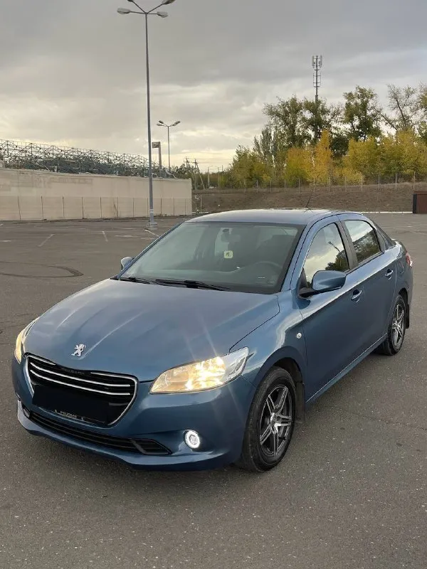 Продам личный автомобиль пежо 301 2013г обычный неприхотливый 1.6 на 115лс (ec5, продолжение tu5, только с фазиком - не проблемный ep6) на механике оригинальный пробег 197тыс 2 владельца, я второй владею год машинка хорошая, каждый день на ходу, не подводила, продажа по причине покупки нового авто кондиционер подогрев заднего стекла, зеркал и зоны дворников подгорев передних сидений полный электростеклопакет, электрорегулировка зеркал электроусилитель руля по двигателю: заменено масло в коробке 6тыс назад заменен грм, помпа и все ролики 6тыс назад заменены задние подшипники масло в двигателе заменено 500км назад новые тормозные колодки поставил хороший подлокотник с подсветкой, установил туманки с ангельскими глазками в комплекте новая шипованная зимняя резина салон все время был в чехлах, сиденья как новые кузов в хорошем состоянии в родной краске за исключением капота и бампера ржавчины нет от слова совсем, днище в идеале (скину фото по запросу) 2 ключа цена 870тыс + торг звонить по номеру +79495506978 - фотография - 2