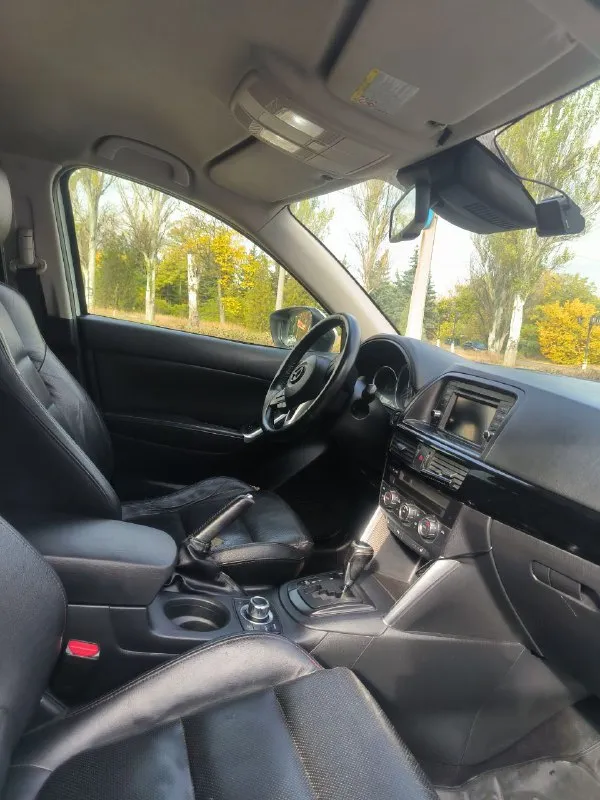 Mazda cx-5 2012 г двигатель 2.0 бензин акпп 6 ст пробег 263 000 км цена - 1 600 000 р кожаный салон, датчик света, датчик дождя, мультируль. полный электростеклопакет, зеркала с электроприводом и обогревом, климат контроль, подогрев сидений, бесключевой доступ, круиз контроль. автомобиль в хорошем состоянии для своего возраста и пробега. все расходники менялись вовремя, машина полностью обслужена. полгода назад были заменены форсунки и катушки, рулевая рейка (новая, не ремонт), новый аккумулятор. авто хорошо себя чувствует в городе и отлично держит дорогу по трассе. 19 колеса и высокий клиренс - идеальны для наших дорог! +79493306069 +79498130372 (тг на этом номере) - фотография - 5