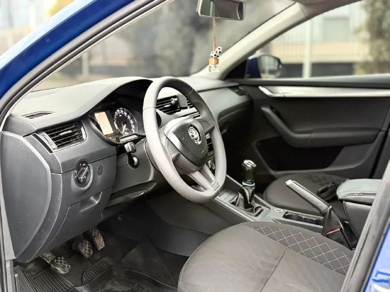 Продается skoda a7 2018 года цена: 1.275.000 ₽ (торг уместен) пробег: [178 тысяч технические характеристики: - двигатель: 1.6 л mpi - коробка передач: механическая - состояние: отличное, не битая, не крашеная описание: продаю skoda a7 2018 года в отличном состоянии. машина ухоженная, всегда обслуживалась. , ходовая часть и механическая коробка передач в идеальном состоянии. звоните, отвечу на все вопросы! город: донецк телефон: +7 (949) 910-02-20 связь через мессенджеры: telegram, whatsapp автомобиль не новый есть следы эксплуатации! 📲 tg: @ivan1293 📞 звоните: +7(949)9100220 - фотография - 10