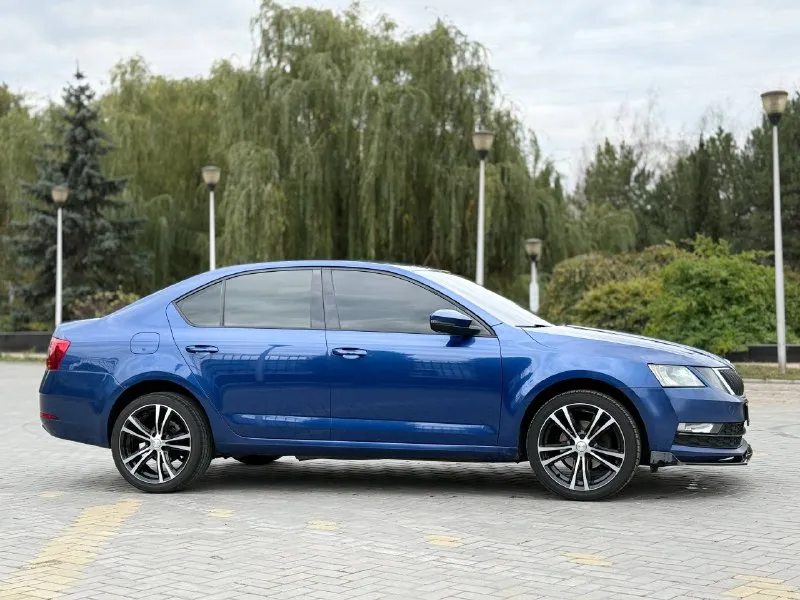 Продается skoda a7 2018 года цена: 1.275.000 ₽ (торг уместен) пробег: [178 тысяч технические характеристики: - двигатель: 1.6 л mpi - коробка передач: механическая - состояние: отличное, не битая, не крашеная описание: продаю skoda a7 2018 года в отличном состоянии. машина ухоженная, всегда обслуживалась. , ходовая часть и механическая коробка передач в идеальном состоянии. звоните, отвечу на все вопросы! город: донецк телефон: +7 (949) 910-02-20 связь через мессенджеры: telegram, whatsapp автомобиль не новый есть следы эксплуатации! 📲 tg: @ivan1293 📞 звоните: +7(949)9100220 - фотография - 6