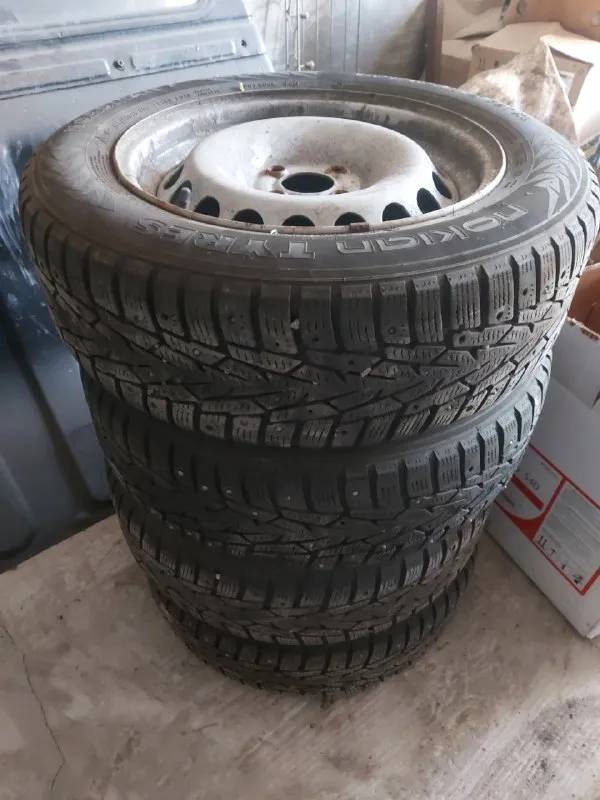 Комплект зимней резины на дисках размер r15 4×100 диски renault стояли на ларгусе резина без поездов... - фотография