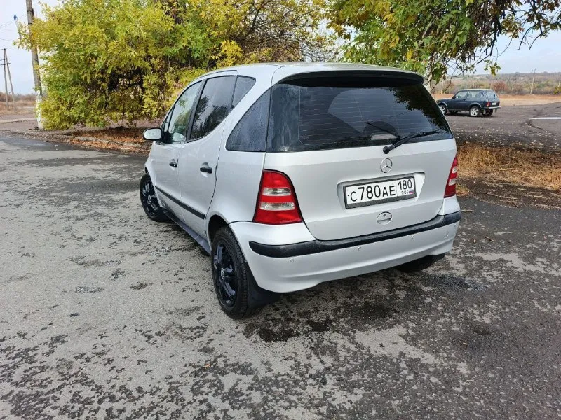 Mercedes а-160 (w168) 2001 г. в. , 1.6 л. , пробег 205000 км. технически авто в более чем хорошем состоянии. двигатель не троит, масло не ест. не пинается, переключается отлично. ходовая часть исправна. жидкости все менялись вовремя. кондиционер исправен. вся электрика в авто работает. стоит хороший регистратор (снимает перед и зад). задний парктроник этим летом куплен новый акб. запчасти всегда ставились не дешевые. зимняя резина на железках в наличии (+ оригинал колпаки) 450.000 руб +79493308747 г. торез 📞 звоните: +7(949)3308747 - фотография - 3