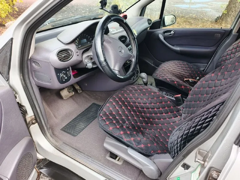 Mercedes а-160 (w168) 2001 г. в. , 1.6 л. , пробег 205000 км. технически авто в более чем хорошем состоянии. двигатель не троит, масло не ест. не пинается, переключается отлично. ходовая часть исправна. жидкости все менялись вовремя. кондиционер исправен. вся электрика в авто работает. стоит хороший регистратор (снимает перед и зад). задний парктроник этим летом куплен новый акб. запчасти всегда ставились не дешевые. зимняя резина на железках в наличии (+ оригинал колпаки) 450.000 руб +79493308747 г. торез 📞 звоните: +7(949)3308747 - фотография - 4