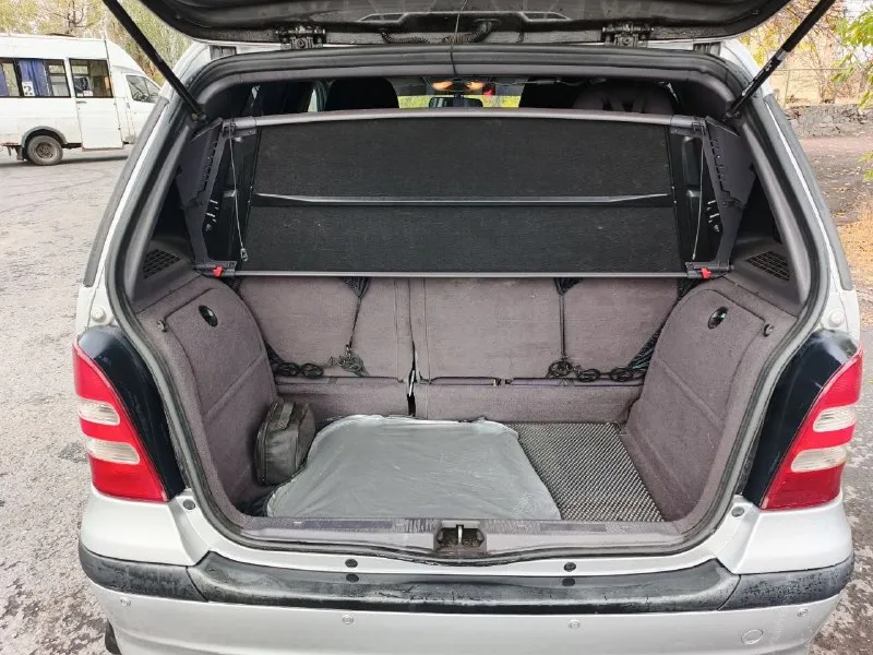 Mercedes а-160 (w168) 2001 г. в. , 1.6 л. , пробег 205000 км. технически авто в более чем хорошем состоянии. двигатель не троит, масло не ест. не пинается, переключается отлично. ходовая часть исправна. жидкости все менялись вовремя. кондиционер исправен. вся электрика в авто работает. стоит хороший регистратор (снимает перед и зад). задний парктроник этим летом куплен новый акб. запчасти всегда ставились не дешевые. зимняя резина на железках в наличии (+ оригинал колпаки) 450.000 руб +79493308747 г. торез 📞 звоните: +7(949)3308747 - фотография - 8