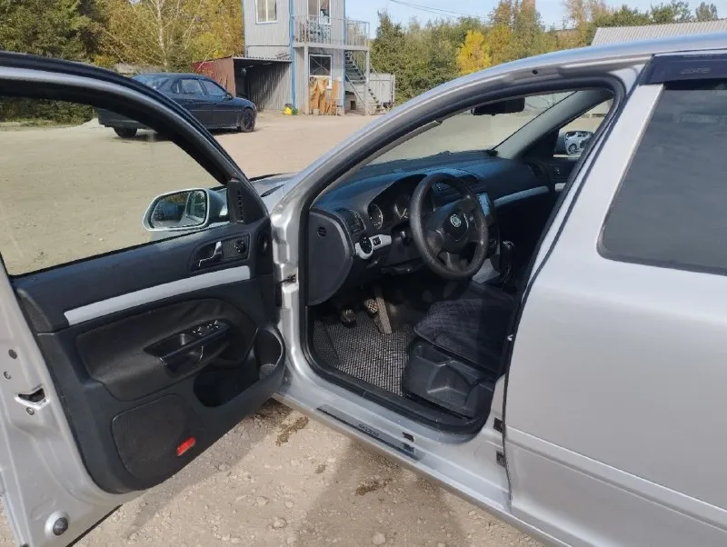 Продам! skoda а5. 2009 года. двигатель 1.4 бензин, без турбины. коробка механика. обслуживалась машина своевременно. на ходу каждый день. экономичный, надежный и очень резвый мотор! салон чистый и ухоженный! цена 650000 торг г. енакиево +79493292747 📞 звоните: +7(949)3292747 - фотография - 2