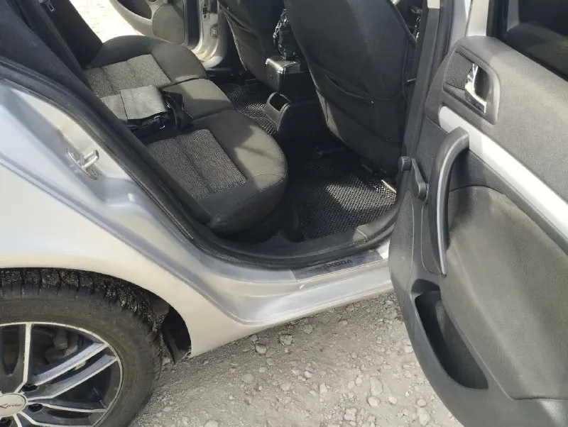 Продам! skoda а5. 2009 года. двигатель 1.4 бензин, без турбины. коробка механика. обслуживалась машина своевременно. на ходу каждый день. экономичный, надежный и очень резвый мотор! салон чистый и ухоженный! цена 650000 торг г. енакиево +79493292747 📞 звоните: +7(949)3292747 - фотография - 4