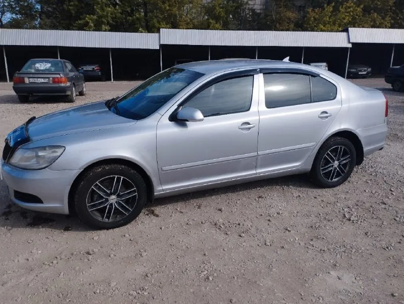 Продам! skoda а5. 2009 года. двигатель 1.4 бензин, без турбины. коробка механика. обслуживалась машина своевременно. на ходу каждый день. экономичный, надежный и очень резвый мотор! салон чистый и ухоженный! цена 650000 торг г. енакиево +79493292747 📞 звоните: +7(949)3292747 - фотография - 5