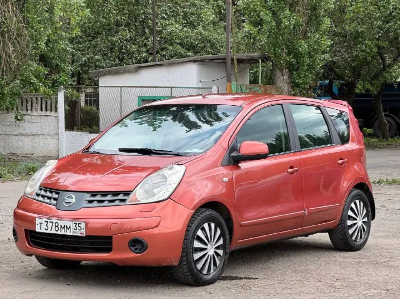 ‼️продам‼️ nissan note год: 2006 мотор: 1.6 коробка: автомат привод: передний автомобиль полностью обслужен, мотор работает ровно, не троит, не дымит. коробка переключает передачи плавно, без пинков и рыков. по кузову целая, дно тоже целое. подогревы передних сидений, два стеклоподъемника, кондиционер заправлен рабочий, обогрев заднего стекла, установлена сигнализация цена: 600.000 рублей, торг присутствует. номер для связи +79493530655 - фотография - 2