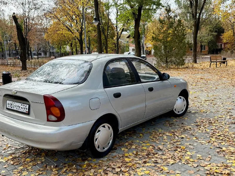 Продаю chevrolet lanos 2008 года выпуска. родной пробег 109.000 км. авто в отличном состояние. комплектация sx(гур, рабочий коноиционер,2 стеклоподъемника, часы, тахометр) двс 1.5 e-tec (opel) работает превосходно, масло не употребляет, коробка механическая без нареканий, ходовая часть обслужена. авто вложений не требует. кузов без дефектов. днище, пороги целые. стаканы, лонжероны без коррозии юридически чистый автомобиль, любой вид переоформления цена 285.000 рублей донецк +79495097888 - фотография - 3