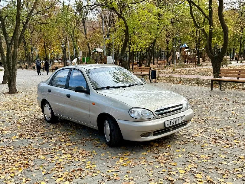 Продаю chevrolet lanos 2008 года выпуска. родной пробег 109.000 км. авто в отличном состояние. комплектация sx(гур, рабочий коноиционер,2 стеклоподъемника, часы, тахометр) двс 1.5 e-tec (opel) работает превосходно, масло не употребляет, коробка механическая без нареканий, ходовая часть обслужена. авто вложений не требует. кузов без дефектов. днище, пороги целые. стаканы, лонжероны без коррозии юридически чистый автомобиль, любой вид переоформления цена 285.000 рублей донецк +79495097888 - фотография - 4