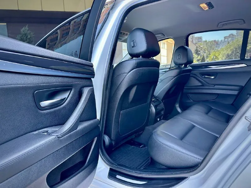 Продается bmw 520 рестайлинг 2015 года. автомобиль в идеальном техническом состоянии, с пробегом 178 тыс. км. оснащен надежным 2.0-литровым бензиновым двигателем (184 л. с.) и автоматической коробкой передач. кузов сохранил 99% родной краски — окрашена всего одна деталь. все рисковые зоны защищены бронепленкой. проведено полное техническое обслуживание: на 150 тыс. км заменена цепь грм, все ремни и ролики; на 177 тыс. км обновлены колодки и все технические жидкости. двигатель, коробка и ходовая часть работают безупречно. готов к проверке на любом сто. в комплекте — два набора резины. цена: 1 999 999 ₽. торг, обмен. звоните или пишите в telegram: +79493570671, +79614001041 (виталий). автомобиль находится в донецке. - фотография - 10