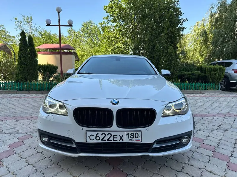 Продается bmw 520 рестайлинг 2015 года. автомобиль в идеальном техническом состоянии, с пробегом 178 тыс. км. оснащен надежным 2.0-литровым бензиновым двигателем (184 л. с.) и автоматической коробкой передач. кузов сохранил 99% родной краски — окрашена всего одна деталь. все рисковые зоны защищены бронепленкой. проведено полное техническое обслуживание: на 150 тыс. км заменена цепь грм, все ремни и ролики; на 177 тыс. км обновлены колодки и все технические жидкости. двигатель, коробка и ходовая часть работают безупречно. готов к проверке на любом сто. в комплекте — два набора резины. цена: 1 999 999 ₽. торг, обмен. звоните или пишите в telegram: +79493570671, +79614001041 (виталий). автомобиль находится в донецке. - фотография - 2