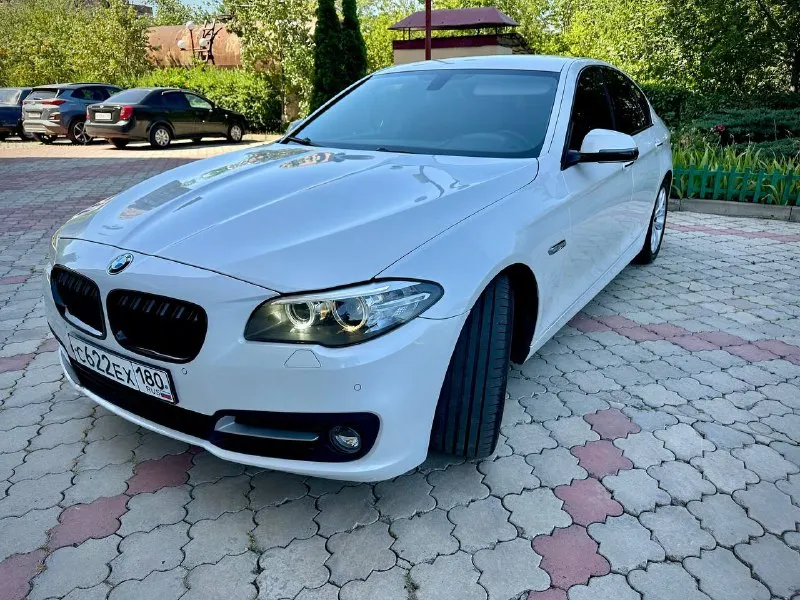 Продается bmw 520 рестайлинг 2015 года. автомобиль в идеальном техническом состоянии, с пробегом 178 тыс. км. оснащен надежным 2.0-литровым бензиновым двигателем (184 л. с.) и автоматической коробкой передач. кузов сохранил 99% родной краски — окрашена всего одна деталь. все рисковые зоны защищены бронепленкой. проведено полное техническое обслуживание: на 150 тыс. км заменена цепь грм, все ремни и ролики; на 177 тыс. км обновлены колодки и все технические жидкости. двигатель, коробка и ходовая часть работают безупречно. готов к проверке на любом сто. в комплекте — два набора резины. цена: 1 999 999 ₽. торг, обмен. звоните или пишите в telegram: +79493570671, +79614001041 (виталий). автомобиль находится в донецке. - фотография - 3