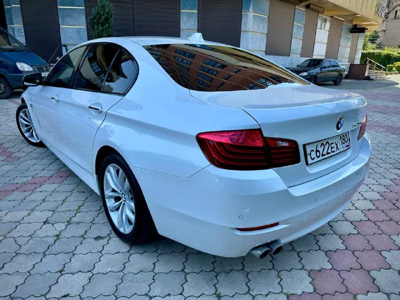 Продается bmw 520 рестайлинг 2015 года. автомобиль в идеальном техническом состоянии, с пробегом 178 тыс. км. оснащен надежным 2.0-литровым бензиновым двигателем (184 л. с.) и автоматической коробкой передач. кузов сохранил 99% родной краски — окрашена всего одна деталь. все рисковые зоны защищены бронепленкой. проведено полное техническое обслуживание: на 150 тыс. км заменена цепь грм, все ремни и ролики; на 177 тыс. км обновлены колодки и все технические жидкости. двигатель, коробка и ходовая часть работают безупречно. готов к проверке на любом сто. в комплекте — два набора резины. цена: 1 999 999 ₽. торг, обмен. звоните или пишите в telegram: +79493570671, +79614001041 (виталий). автомобиль находится в донецке. - фотография - 4