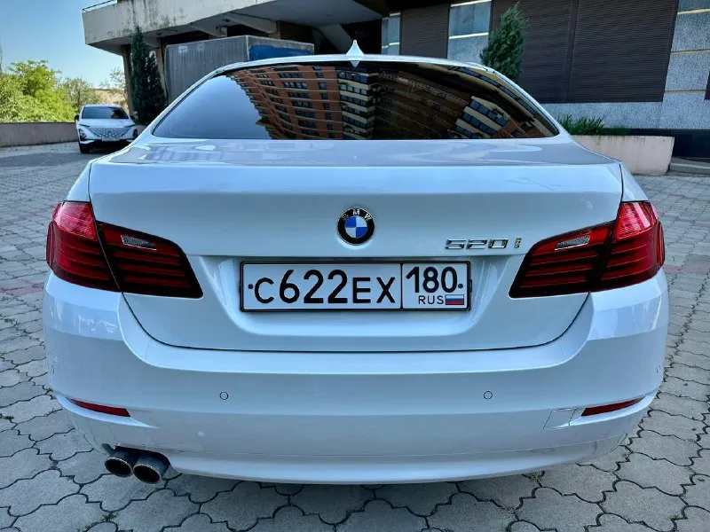 Продается bmw 520 рестайлинг 2015 года. автомобиль в идеальном техническом состоянии, с пробегом 178 тыс. км. оснащен надежным 2.0-литровым бензиновым двигателем (184 л. с.) и автоматической коробкой передач. кузов сохранил 99% родной краски — окрашена всего одна деталь. все рисковые зоны защищены бронепленкой. проведено полное техническое обслуживание: на 150 тыс. км заменена цепь грм, все ремни и ролики; на 177 тыс. км обновлены колодки и все технические жидкости. двигатель, коробка и ходовая часть работают безупречно. готов к проверке на любом сто. в комплекте — два набора резины. цена: 1 999 999 ₽. торг, обмен. звоните или пишите в telegram: +79493570671, +79614001041 (виталий). автомобиль находится в донецке. - фотография - 5
