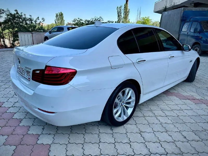 Продается bmw 520 рестайлинг 2015 года. автомобиль в идеальном техническом состоянии, с пробегом 178 тыс. км. оснащен надежным 2.0-литровым бензиновым двигателем (184 л. с.) и автоматической коробкой передач. кузов сохранил 99% родной краски — окрашена всего одна деталь. все рисковые зоны защищены бронепленкой. проведено полное техническое обслуживание: на 150 тыс. км заменена цепь грм, все ремни и ролики; на 177 тыс. км обновлены колодки и все технические жидкости. двигатель, коробка и ходовая часть работают безупречно. готов к проверке на любом сто. в комплекте — два набора резины. цена: 1 999 999 ₽. торг, обмен. звоните или пишите в telegram: +79493570671, +79614001041 (виталий). автомобиль находится в донецке. - фотография - 6