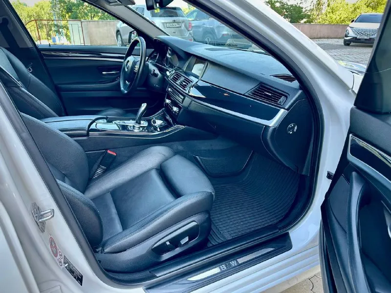 Продается bmw 520 рестайлинг 2015 года. автомобиль в идеальном техническом состоянии, с пробегом 178 тыс. км. оснащен надежным 2.0-литровым бензиновым двигателем (184 л. с.) и автоматической коробкой передач. кузов сохранил 99% родной краски — окрашена всего одна деталь. все рисковые зоны защищены бронепленкой. проведено полное техническое обслуживание: на 150 тыс. км заменена цепь грм, все ремни и ролики; на 177 тыс. км обновлены колодки и все технические жидкости. двигатель, коробка и ходовая часть работают безупречно. готов к проверке на любом сто. в комплекте — два набора резины. цена: 1 999 999 ₽. торг, обмен. звоните или пишите в telegram: +79493570671, +79614001041 (виталий). автомобиль находится в донецке. - фотография - 7