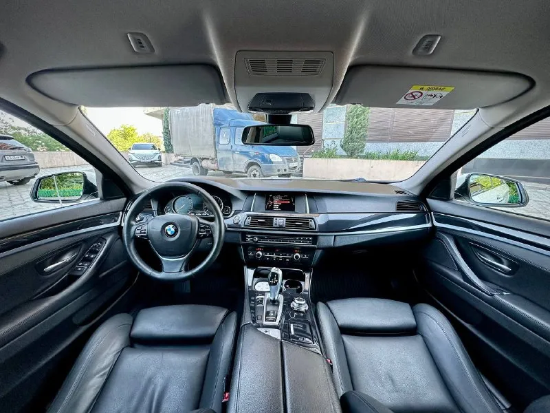 Продается bmw 520 рестайлинг 2015 года. автомобиль в идеальном техническом состоянии, с пробегом 178 тыс. км. оснащен надежным 2.0-литровым бензиновым двигателем (184 л. с.) и автоматической коробкой передач. кузов сохранил 99% родной краски — окрашена всего одна деталь. все рисковые зоны защищены бронепленкой. проведено полное техническое обслуживание: на 150 тыс. км заменена цепь грм, все ремни и ролики; на 177 тыс. км обновлены колодки и все технические жидкости. двигатель, коробка и ходовая часть работают безупречно. готов к проверке на любом сто. в комплекте — два набора резины. цена: 1 999 999 ₽. торг, обмен. звоните или пишите в telegram: +79493570671, +79614001041 (виталий). автомобиль находится в донецке. - фотография - 8