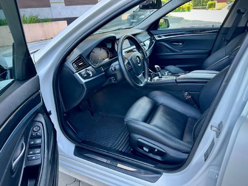 Продается bmw 520 рестайлинг 2015 года. автомобиль в идеальном техническом состоянии, с пробегом 178 тыс. км. оснащен надежным 2.0-литровым бензиновым двигателем (184 л. с.) и автоматической коробкой передач. кузов сохранил 99% родной краски — окрашена всего одна деталь. все рисковые зоны защищены бронепленкой. проведено полное техническое обслуживание: на 150 тыс. км заменена цепь грм, все ремни и ролики; на 177 тыс. км обновлены колодки и все технические жидкости. двигатель, коробка и ходовая часть работают безупречно. готов к проверке на любом сто. в комплекте — два набора резины. цена: 1 999 999 ₽. торг, обмен. звоните или пишите в telegram: +79493570671, +79614001041 (виталий). автомобиль находится в донецке. - фотография - 9