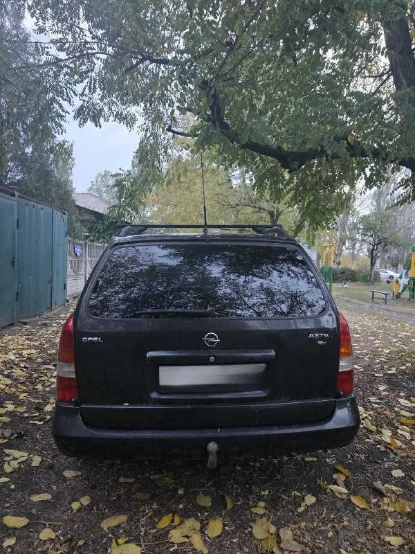 Продам opel astra g универсал 2000 г. , 1.6 (101 л. с.), гбо в стс цена: 350 тыс. руб. (торг уместен) основные параметры: · год выпуска: 2000 · пробег: 324 тыс. км · двигатель: 1.6 (x16xel) / 101 л. с. · коробка передач: механическая (мкпп) · тип кузова: универсал · цвет: черный оснащение и особенности: · важное: гбо официально вписано в стс · комфорт: кондиционер, передние электростеклоподъёмники · безопасность: парктроник, камера заднего вида (встроена в регистратор) · состояние кузова: оцинкованный кузов, родная краска. коррозия только на арках. стекла все родные. · история: полная записная книжка о всех работах и то за время, что машина была у меня · надежность: ни разу не подвела за время моего владения. продажа в связи с покупкой новой машины. · в комплекте: летняя резина стоит сейчас, зимняя резина (отдам), запаска. +79493625780 донецк, днр - фотография - 3
